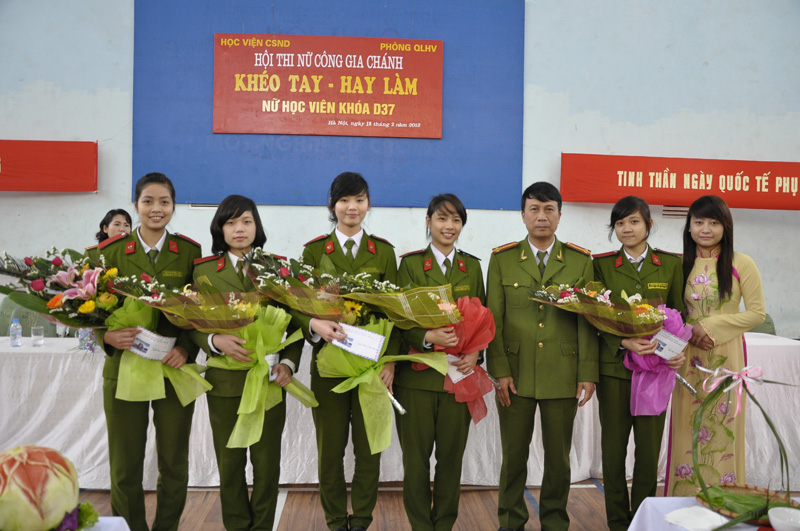 PGĐ Học viện Đại tá Nguyễn Thiện Phú trao giải cho các đội thi